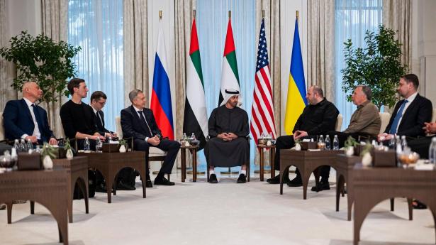 Forhandlingerne om en afslutning på krigen i Ukraine begyndte fredag, hvor billedet her er fra, mellem Ukraine, Rusland og USA.