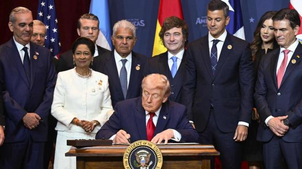 USA's præsident, Donald Trump, underskriver en erklæring om "Shield of the Americas"-samarbejdet på topmødet i Florida. I baggrunden står ledere for de øvrige deltagerlande.