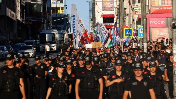 Flere end 100 Nato-kritiske demonstranter tilbageholdt i Tyrkiet