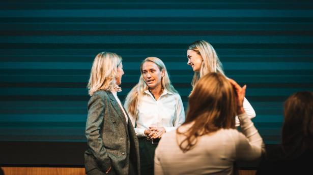 Hvis ledelsesroller fortsat defineres snævert som hierarki og kontrol, risikerer organisationer at overse en stor gruppe af potentielle ledelsestalenter, skriver Maria Anker Andersen.