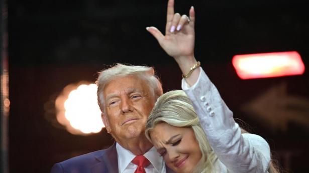 Præsident Donald Trump står ved siden af Erika Kirk, enken til Charlie Kirk, efter sin tale ved mindehøjtideligheden.