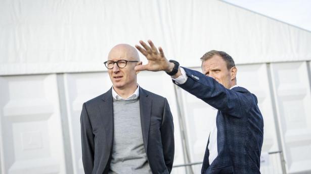 Novo Nordisks daværende topchef, Lars Fruergaard Jørgensen, med sitechef Jesper Trebbien Andersen i 2024, da selskabet påbegyndte byggeriet af fabrikken i Odense.