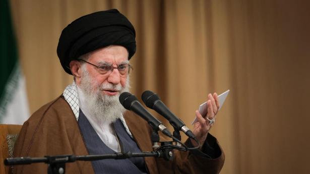 Ayatollah Ali Khamenei har været Irans øverste leder siden
1989, hvor han overtog posten efter Ruhollah Khomeinis død. Han har desuden tidligere været Irans præsident fra 1981 til 1989.