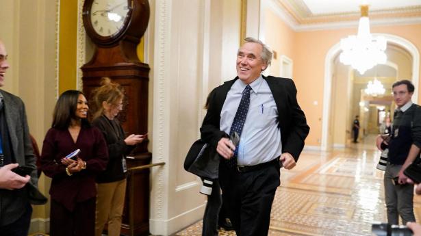 Flertal i Senatet stemmer for lov om føderal genåbning