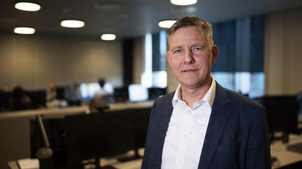 Verdensøkonomien er robust, virksomhedernes indtjening imponerer, og aktiekurserne kan godt stige yderligere. Men netop når det er svært at få øje på skyerne, er det værd at sikre, at din portefølje også kan klare en regnvejrsdag, skriver Frank Øland.