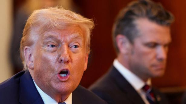 Israels premierminister, Benjamin Netanyahu, er mandag på besøg i Det Hvide Hus. Under en middag siger Donald Trump, at der er planlagt nye samtaler med Iran.