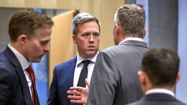 USA’s hærminister, Daniel Driscoll, er angiveligt i Abu Dhabi for at holde hemmelige møder med Ukraine og Rusland. Han var også til forhandlinger i weekenden i Genève.