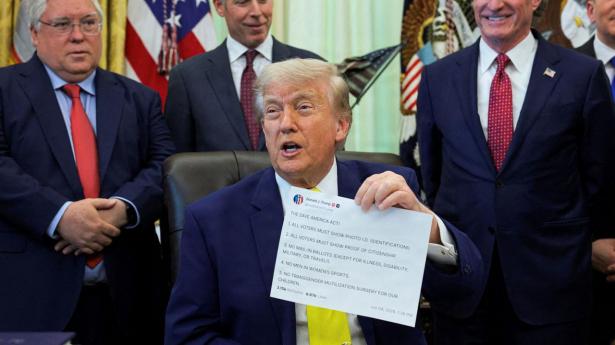 Trump sagsøgt for at sælge tidlig adgang til sine Truth-opslag