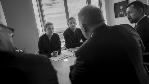 Statsminister Mette Frederiksen og udenrigsminister Lars Løkke Rasmussen holder et sidste forberedende møde i den danske generalkonsuls bolig på Manhattan i New York, inden der afholdes underskriftsceremoni ved FNs generalforsamling, hvor aftalen mellem Danmark, Grønland og USA underskrives.