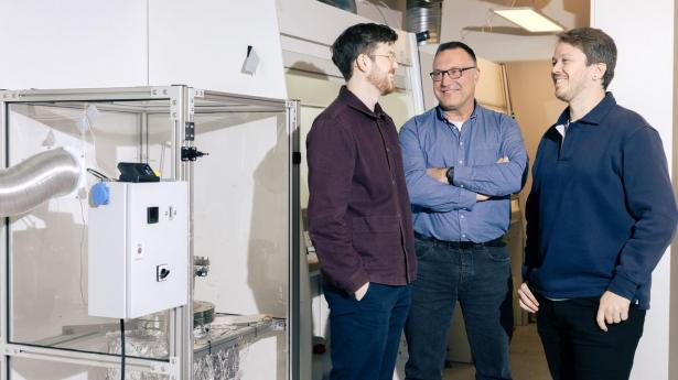 Bag Nordic Salt Cycle står Stefan Vilner, adm. direktør for startuppen (i midten), og de to kemikere Daniel Cooper (t.v.), og James Amphlett (t.h.).