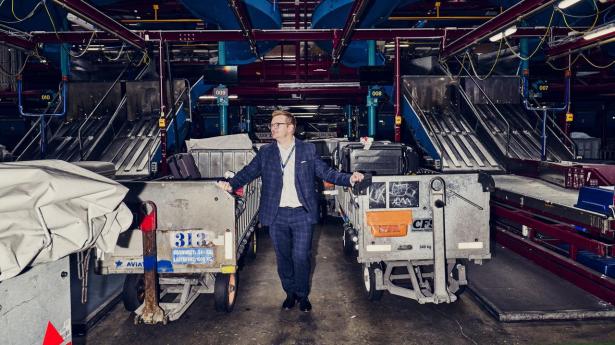 En ny AI-løsning skal hjælpe lufthavnen og bagageoperatører med at planlægge håndteringen af bagage for hver flyafgang mere præcist og på den måde gøre plads til flere kufferter, fortæller trafikchef Samuel Rude.