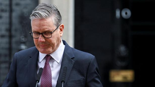 Starmer rejste sig fra arbejderklassen – og snublede i skandaler