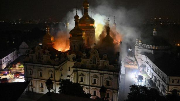 Historisk kloster brænder i Kyiv: Flere meldes dræbt efter angreb
