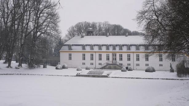 Hun voksede op på Christiania og giftede sig til et gods