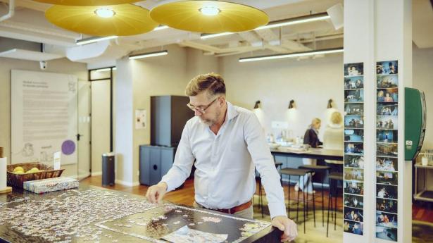 Gabriel Johannessen er vild med køkkenmøder, som han har brugt flittigt i den danske afdeling af Sanofi. Han har knækket koden til ledelse og medarbejdertrivsel, som giver svære grublerier for mange andre ledere.