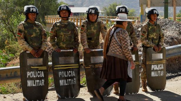 Ekspræsident ophæver de sidste blokader efter protester i Bolivia
