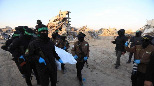 Hamas overdrog onsdag resterne af et lig af et formodet gidsel til Røde Kors. Israel er i gang med at identificere liget.