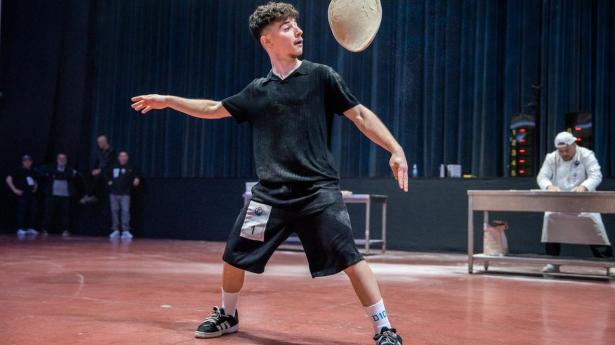 Fagligheden er i højsædet, når verdens bedste pizzaer kåres i Italien, men der er også plads til sportslige indslag, f.eks. freestyle pizzaakrobatik, som en del af underholdningen.