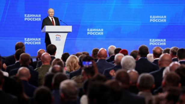 Præsident Vladimir Putin taler til de delegerede fra hans parti Det Forenede Rusland forud for valget senere i september. Ved seneste valg i 2021 vandt partiet lige over halvdelen af stemmerne. Det sker nok igen, men spørgsmålet er, hvor mange andre partier får lov til at komme ind i Dumaen. Der skal være en lille opposition, ellers virker det politiske teater ikke.