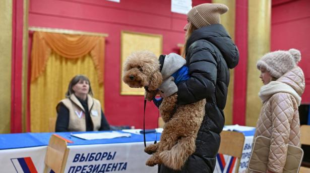 Russerne står over valg til Dumaen. Det er blot det andet landsdækkende valg siden fuldskalainvasionen af Ukraine i 2022. Det forrige valg var præsidentvalget i 2024, hvor Vladimir Putin blev genvalgt med rekordhøje 87 pct. af stemmerne. Også denne gang skal hans parti nok sikre sig det absolutte flertal.