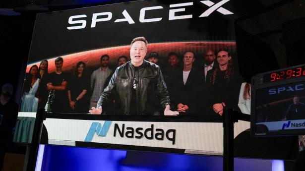 Space X' stifter og topchef, Elon Musk, var med på en tv-forbindelse fra Space X' hovedkvarter i Starbase, Texas i forbindelse med selskabets børsnotering. 