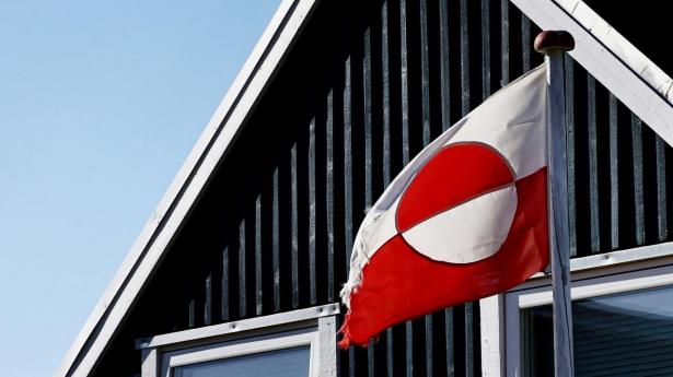 Det grønlandske flag blev hejst i Nuuk lørdag, efter at præsident Trump havde annonceret den nye aftale med Grønland og Danmark.