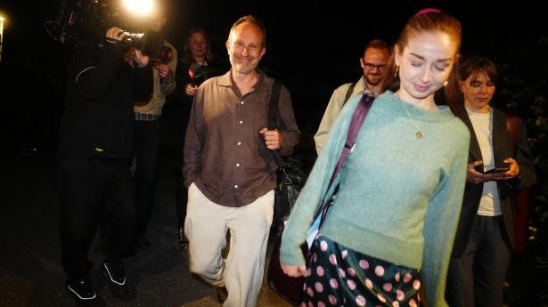 Det var en storsmilende Martin Lidegaard (R), der kort efter midnat forlod Marienborg sammen med partifælle Samira Nawa. 