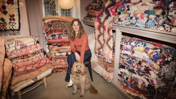 Den nye løve i “Løvens Hule”, Lis Beck, i sin butik Craft Sisters på Nørrebro i København flankeret af hunden Luffe.