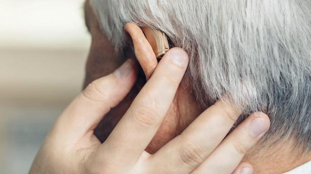 En aldrende befolkning kræver øget hørebehandling. Lige nu er der 27.000 på venteliste til behandling i det offentlige. Men flere audiologer er ikke det eneste svar på udfordringen.