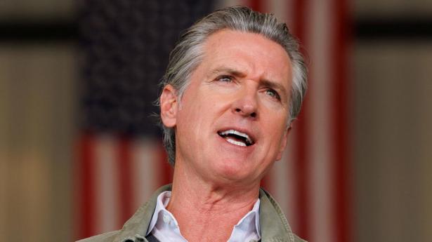 Californiens guvernør, Gavin Newsom, advarer mod den formueskat, statens borgere nu skal stemme om.