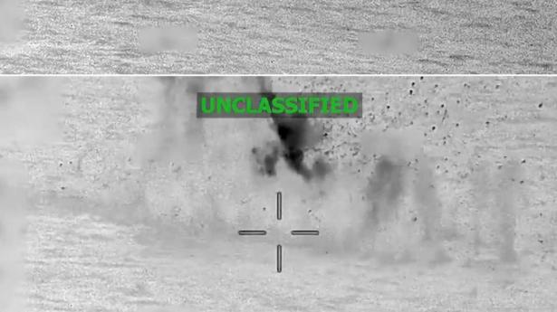 Video delt på X mandag af amerikanske Southcom viser tilsyneladende dødeligt angreb i Stillehavet mod båd, som USA påstår var involveret i narkohandel.