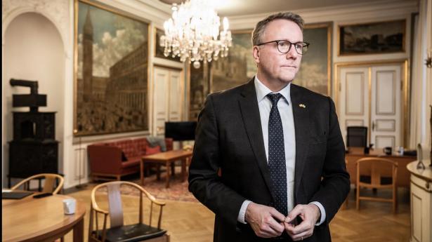"Det er forargeligt og ærligt talt chokerende, at så mange landmænd ikke kan finde ud af at følge de overenskomster, der gælder på området," siger udlændinge- og integrationsminister Morten Bødskov (S) i pressemeddelelsen.