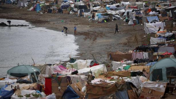 Mange migranter bor i telte ved stranden i Ceuta, efter at de kom til den spanske eksklave i slutningen af juli. Det har udløst protester fra lokale beboere.