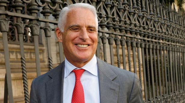 Andrea Orcel er topchef i Unicredit, der længe har kæmpet for at overtage den tyske storbank Commerzbank. Nu sætter han tryk på planerne, skriver Financial Times. 