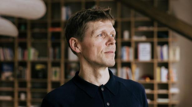 Andreas Wester har boet i New York, Cape Town og London. Han har arbejdet i Finansministeriet, BCG, det daværende Qvartz og ReD Associates. Han er blevet fyret og skilt samtidig. I dag driver han, sammen med fem øvrige partnere, et succesfuldt konsulenthus, der prøver at gøre tingene på en anden måde end “arbejd solen sort.”