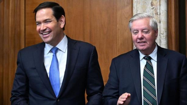 Udenrigsminister Marco Rubio, til venstre, sammen den republikanske senator Lindsey Graham, der foreslår, at import fra lande, der køber russisk rålolie og gas, skal belægges med en told på 500 pct. 