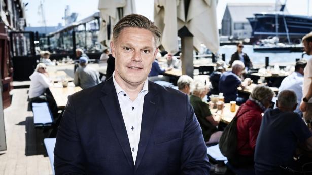 Restaurant-terrassse eller bestyrelseslokale? Jesper Winter, kok og ejer af Skagen Firskerestaurant, mener i hvert fald, at han kan få lige så gode eller bedre råd ved at spørge sine gæster, end han kan hente i en bestyrelse.