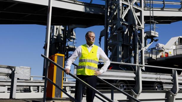 Adm. direktør hos Molslinjen, Carsten Jensen, fortæller, at Molslinjen forventer at kunne spare 132.000 ton CO2 årligt. Noget der – i kraft af den grønne skattereform fra 2022 og den tilhørende CO2-afgift – også er godt for rederiets tegnebog.