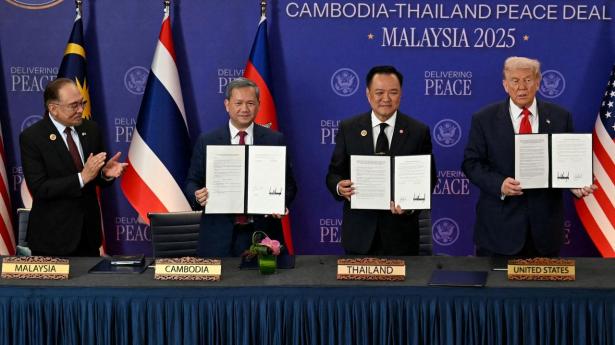 Sådan så det ud i oktober, da Thailand og Cambodja underskrev en våbenhvileaftale med hjælp fra blandt andre USA's præsident, Donald Trump. Siden blussede konflikten op igen, men nu er parterne endnu en gang blevet enige om at lægge våbnene.