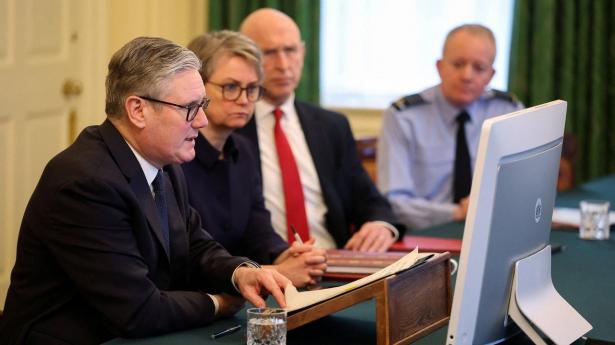 Storbritanniens premierminister, Keir Starmer, sad tirsdag for bordenden, da koalitionen af villige lande bag Ukraine holdt videomøde for at diskutere USA's udspil til en fredsplan.
