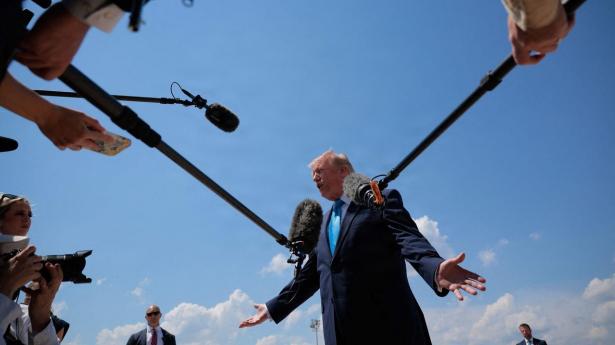 Betjente forsøger at sætte en kæp i hjulet på omstridt Trump-fond