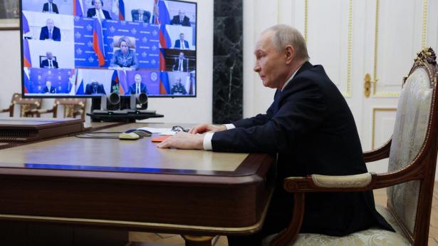 Putin står i spidsen for møde i det nationale sikkerhedsråd i Rusland fredag, hvor han udtaler sig om amerikanskstøttet fredsplan.