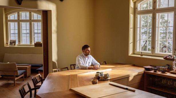Nicolai Nørregaard, chefkok på Kadeau, går gerne på andre kokkes restauranter. Både Bo Bech og Sushi Anaba, hvor han sidder på billedet, er københavnske favoritter. Lige som et skønt spisested en time fra Paris.