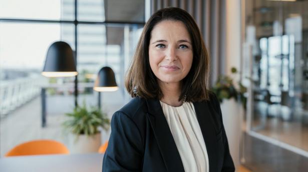 Mange virksomheder diskuterer AI som teknologi. Medarbejderne oplever den som en ny måde at arbejde på. Det er forskellen mellem de organisationer, der kommer til at flytte sig markant de næste år – og dem, der ikke gør, mener Julie Kristine Strange.