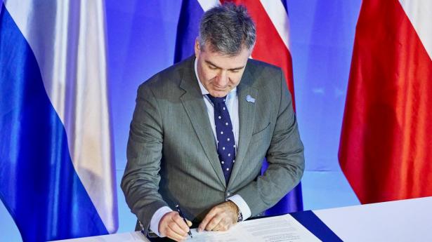 Den danske klima- og energiminister Lars Aagaard på podiet i Hamborg, hvor han mandag ved middagstid underskrev Hamborg Declaration, der lægger op til massiv udbygning af havvind frem mod 2040.