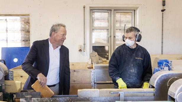 Virksomheden Gamle Mursten har slået sig op på at sørge for, at mursten fra nedrivning genbruges i stedet for at blive knust og spildt. Her ses adm. direktør Claus Juul Nielsen til venstre. 