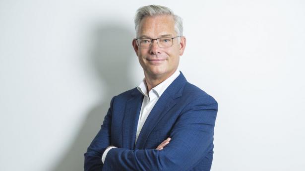 Mark Luscombe, adm. direktør i Sydbank, fandt ikke plads til de to tidligere direktører fra Arbejdernes Landsbank i toppen af fusionerede AL Sydbank, Simon Sinding Jørgensen og tidligere adm. direktør Jan W. Andersen. De får som plaster på såret næsten 26 mio. kr. tilsammen i aftrædelse.