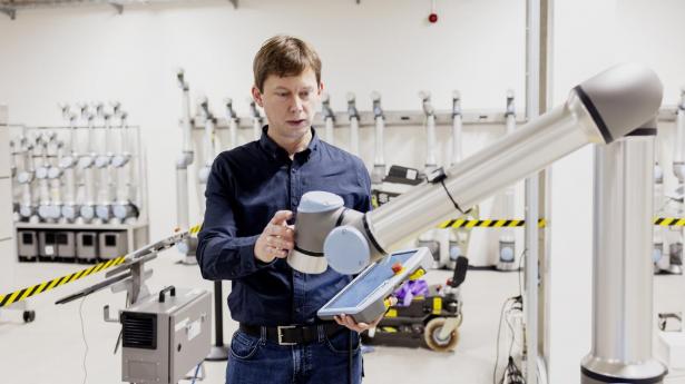 David Brandt, udviklingschef hos Teradyne Robotics, mener at have fundet klare ligheder mellem robotter fra Elite Robots og Universal Robots. Nu har selskabet indgivet en stævning mod Elite Robots i Tyskland som det første af flere juridiske skridt.