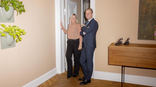 “Hele første års overskud blev fyret af på en julefrokost. Det var måske 10-15.000 kr., og vi var tre personer. Det gav måske ikke super meget mening, men det føltes godt, og vi havde en fantastisk aften. Den tilgang har vi holdt fast i hele vejen. Vi gør nogle gange ting, der ikke giver super meget mening. Og det gør vi stadig, selvom det for mange vil virke helt off,” siger Andreas Borris, partner og adm. direktør i Keepers.