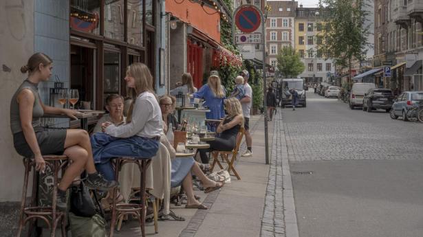 Stigende oliepriser ses ikke i forbrugstallene. Mest overraskende er, at danskerne har øget forbruget på restauranter og barer.